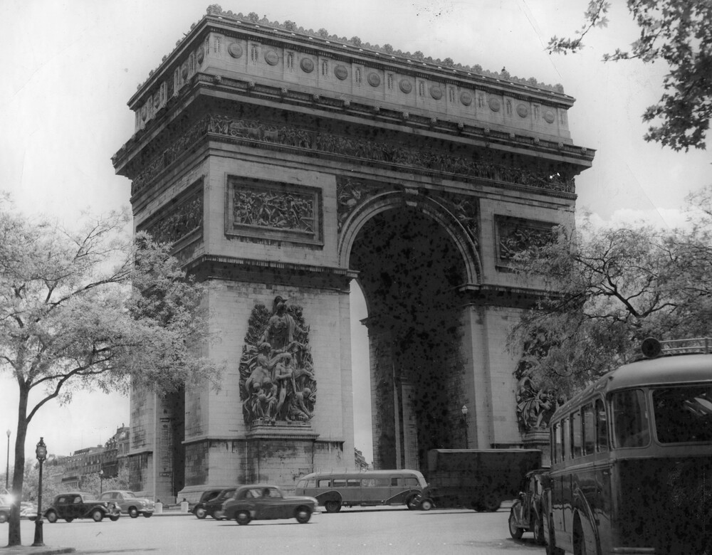 Traffic flows around the famous Arch.