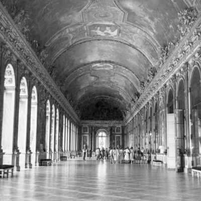 Tourists in a large hallway of mirrors.